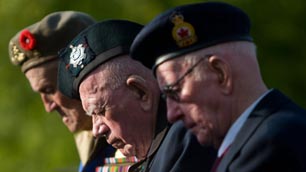 Prime Minister Stephen Harper lays wreath at grave of unknown soldier